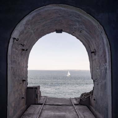 Crozon Yarımadası 'ndaki terk edilmiş eski kale. Eski model. Finister. B