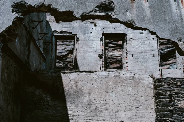 Fragment einer verlassenen alten Festung auf der Halbinsel Crozon. Finis — Stockfoto