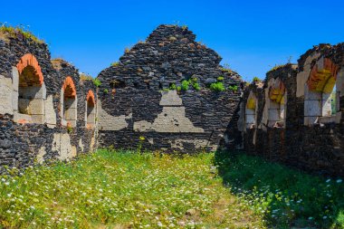 Crozon Yarımadası'nda terk edilmiş eski bir fort. Finister, ne kadar iyi. Brittany. 
