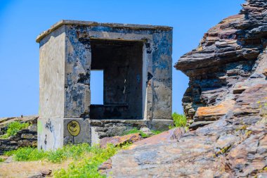 Crozon Yarımadası'nda terk edilmiş eski bir fort. Finister, ne kadar iyi. Brittany. 