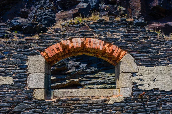 Fragment opuszczonego starego fortu na półwyspie Crozon. Finis — Zdjęcie stockowe