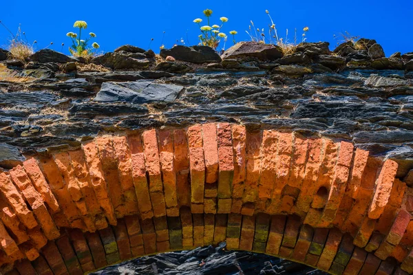 Fragment opuštěného starého opevnění na poloostrově Crozon. Finis — Stock fotografie