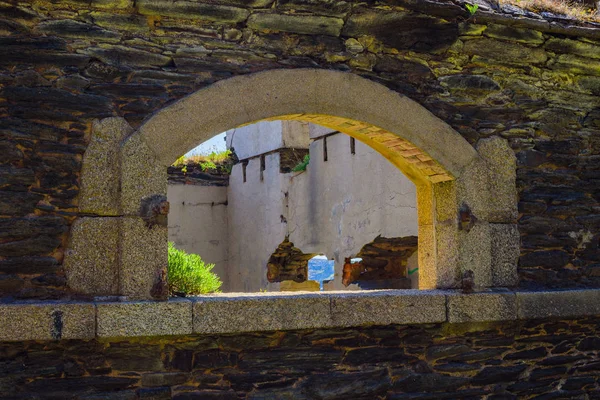 克罗宗半岛一座废弃老堡的碎片。菲尼斯 — 图库照片