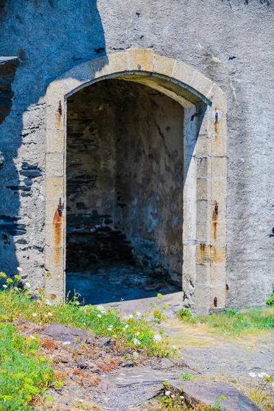 Elhagyott régi erőd a Crozon-félszigeten. A Finister. Bretagne. — Stock Fotó