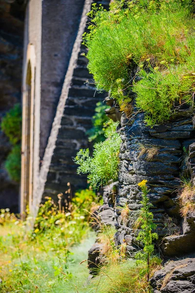 Fragment van een verlaten oud fort op het schiereiland Crozon. Finis — Stockfoto