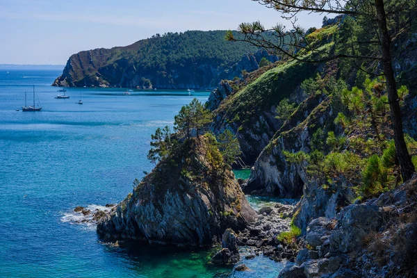 Неймовірний пейзаж з яхтами біля пляжу острова Діви. Кро — стокове фото