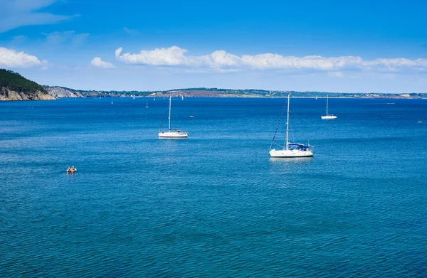 Paysage incroyable avec des yachts près de la plage de Virgin Island. Cro — Photo