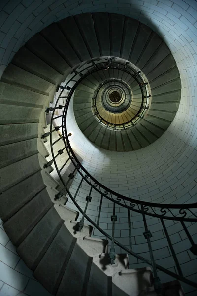 Hermosa escalera de caracol a la parte superior del faro de Eckmuhl, en — Foto de Stock