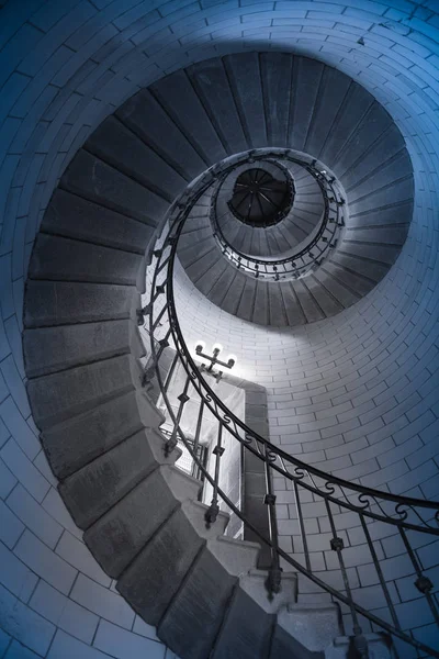 Escadaria espiral bonita para o topo do farol de Eckmuhl, em — Fotografia de Stock