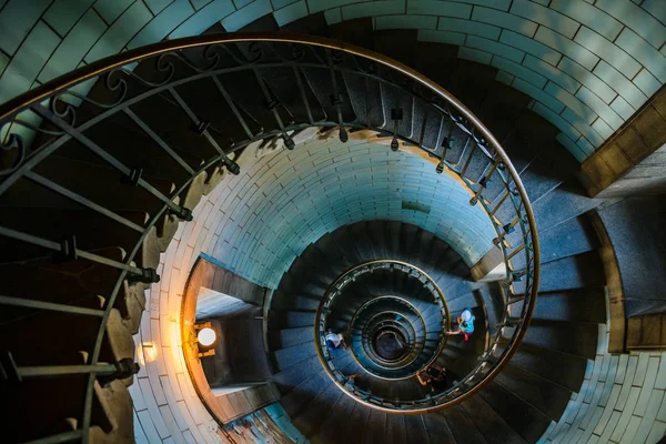 Escadaria espiral bonita para o topo do farol de Eckmuhl, em — Fotografia de Stock