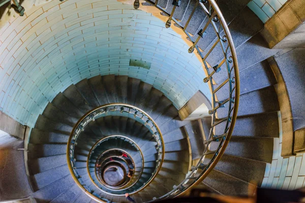 Escadaria espiral bonita para o topo do farol de Eckmuhl, em — Fotografia de Stock