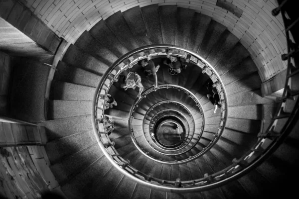 Невероятная спиральная лестница на вершину маяка — стоковое фото