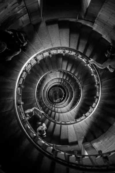 Escadaria espiral incrível para o topo do farol de Eckmuhl, em — Fotografia de Stock