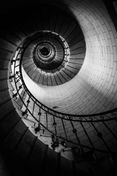 Escadaria espiral incrível para o topo do farol de Eckmuhl, em — Fotografia de Stock