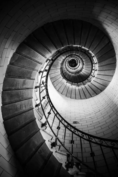 Escadaria espiral incrível para o topo do farol de Eckmuhl, em — Fotografia de Stock