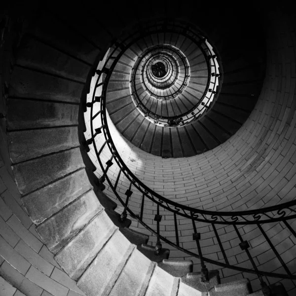 Escadaria espiral incrível para o topo do farol de Eckmuhl, em — Fotografia de Stock