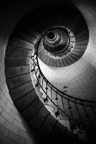 Escadaria espiral incrível para o topo do farol de Eckmuhl, em — Fotografia de Stock