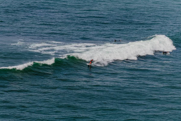 Hermosas olas de la costa del País Vasco. Spa del norte — Foto de Stock