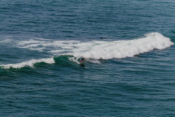Hermosas olas de la costa del País Vasco. Spa del norte — Foto de Stock
