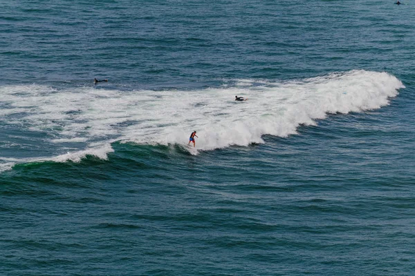 Beautiful waves of the coast of the Basque country. Northern spa — 图库照片