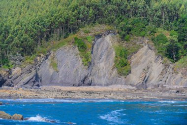 Armintza köyündeki muhteşem sahil manzarası. Bask Ülkesi. Kuzey İspanya