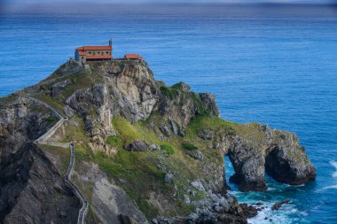 Gastelugache adasının inanılmaz manzarası. Bask ülkesi. Kuzey İspanya