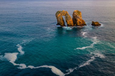 Güneş doğmadan önce Liencres köyünün yakınındaki sahilde inanılmaz uçurumlar var. Cantabria 'da. İspanya 'nın kuzey kıyıları