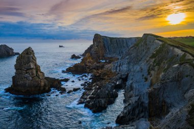 Güneş doğmadan önce Liencres köyünün yakınındaki sahilde inanılmaz uçurumlar var. Cantabria 'da. İspanya 'nın kuzey kıyıları