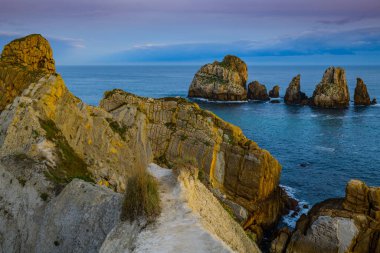 Güneş doğmadan önce Liencres köyünün yakınındaki sahilde inanılmaz uçurumlar var. Cantabria 'da. İspanya 'nın kuzey kıyıları
