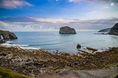 Gastelugache adasının yakınındaki büyük kayalıklar. Bask ülkesi. Kuzey İspanya