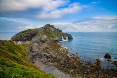 Gastelugache adasının inanılmaz manzarası. Bask ülkesi. Kuzey İspanya