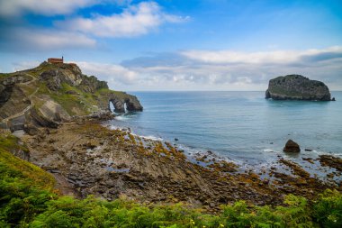 Gastelugache adasının inanılmaz manzarası. Bask ülkesi. Kuzey İspanya