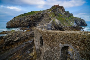 Gastelugache adasının inanılmaz manzarası. Bask ülkesi. Kuzey İspanya