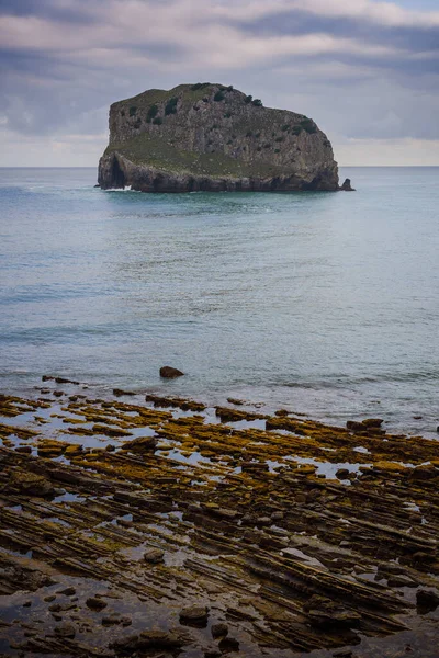 Огромные Скалы Возле Острова Гастелугаш Страна Басков Северная Испания — стоковое фото