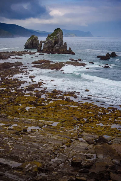 Τεράστια Βράχια Κοντά Στο Νησί Gastelugache Χώρα Των Βάσκων Βόρεια — Φωτογραφία Αρχείου