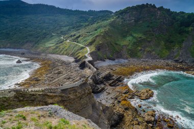 Gastelugache adasından harika bir manzara. Bask ülkesi. Kuzey İspanya