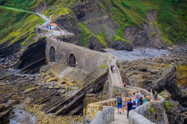 Gaztelugatxe adasının yakınındaki Atlantik kıyısının inanılmaz manzarası. Bask ülkesi. Kuzey İspanya
