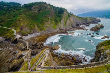Gaztelugatxe adasından harika bir manzara. Bask ülkesi. Kuzey İspanya