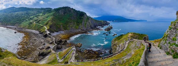 Gaztelugatxe adasından inanılmaz bir panoramik manzara. Bask ülkesi. Kuzey İspanya