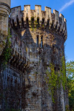 Butron Kalesi Bask Ülkesi 'ndeki en etkileyici ve güzel ortaçağ kalelerinden biridir. Kuzey İspanya