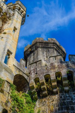 Butron Kalesi Bask Ülkesi 'ndeki en etkileyici ve güzel ortaçağ kalelerinden biridir. Kuzey İspanya