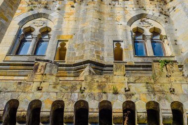 Butron Kalesi Bask Ülkesi 'ndeki en etkileyici ve güzel ortaçağ kalelerinden biridir. Kuzey İspanya