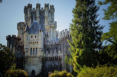 Butron Kalesi Bask Ülkesi 'ndeki en etkileyici ve güzel ortaçağ kalelerinden biridir. Kuzey İspanya
