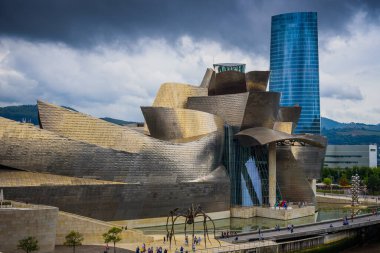 Bilbao 'daki Guggenheim Müzesi' nin muhteşem manzarası. Bask ülkesi. Kuzey İspanya