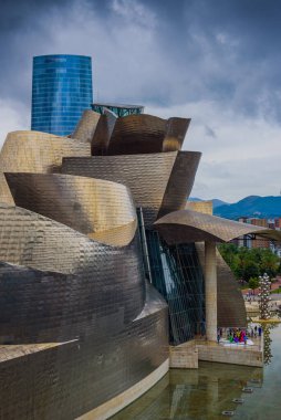 Bilbao 'daki Guggenheim Müzesi' nin muhteşem manzarası. Bask ülkesi. Kuzey İspanya