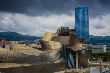 Bilbao 'daki Guggenheim Müzesi' nin muhteşem manzarası. Bask ülkesi. Kuzey İspanya