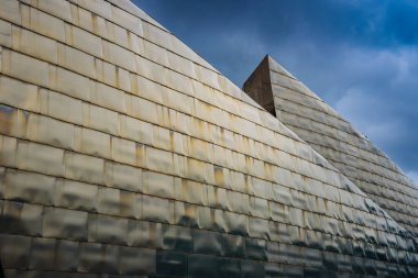 Bilbao 'daki Guggenheim Müzesi' nin muhteşem manzarası. Bask ülkesi. Kuzey İspanya