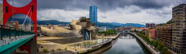 Guggenheim Müzesi ve Nervion Nehri Embankment 'ın muhteşem panoramik manzarası. Bilbao