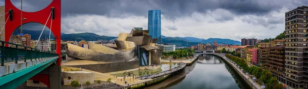 Guggenheim Müzesi ve Nervion Nehri Embankment 'ın muhteşem panoramik manzarası. Bilbao