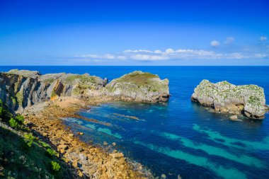 Liencres köyünün kıyısındaki inanılmaz kayalıklar. Cantabria 'da. İspanya 'nın kuzey kıyıları